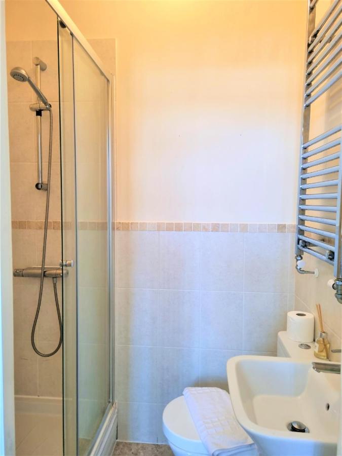 Central Apartments - Spacious 2 Beds Swindon Dış mekan fotoğraf